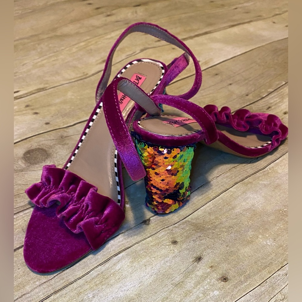 Betsey Johnson Iliana Size 7.5 Magenta Heels